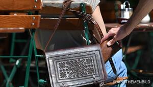 Portemonnaie wird heimlich aus einer Tasche entwendet