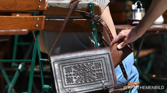 Portemonnaie wird heimlich aus einer Tasche entwendet