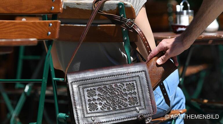 Portemonnaie wird heimlich aus einer Tasche entwendet