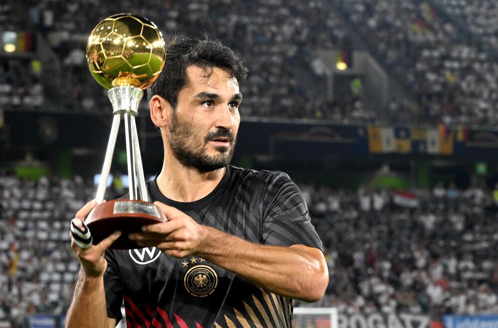 Ilkay Gündogan präsentiert die Trophäe als Deutschlands "Fußballer des Jahres" 2023