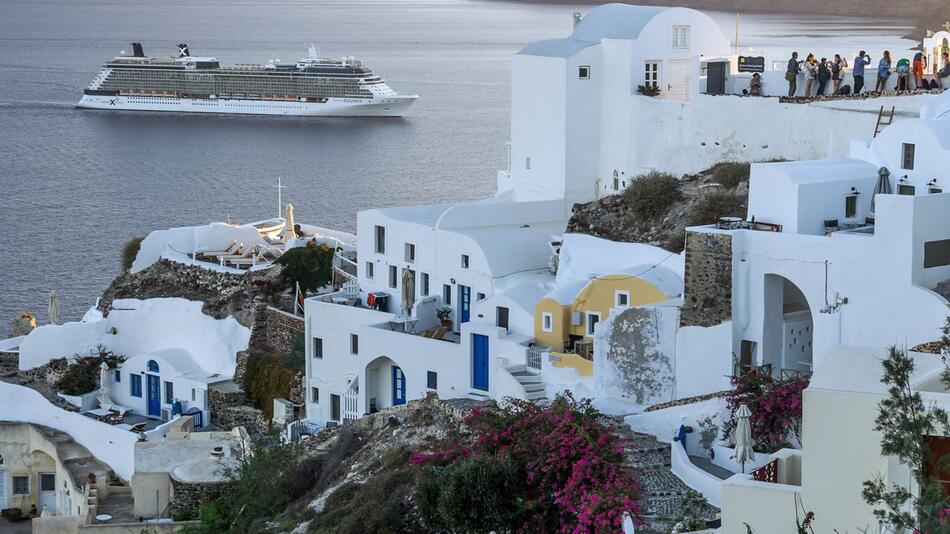 Kreuzfahrtschiff vor Santorini