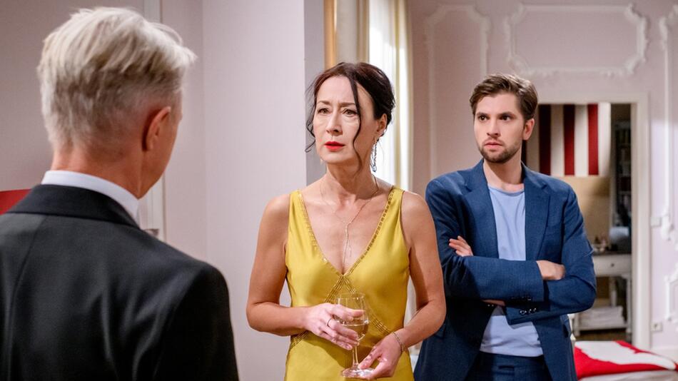 "Sturm der Liebe": Henry (r.) macht sich Sorgen um seine Mutter Sophia (M.), als er erfährt, was ...