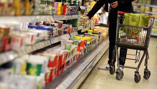 Symbolbild: Person mit Einkaufswagen vor Supermarkt-Regal