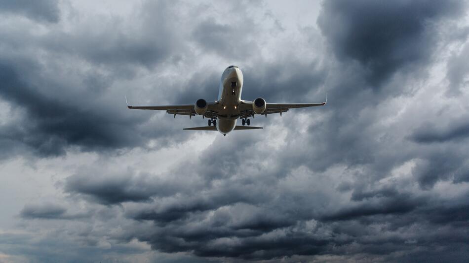 Flugzeug fliegt an stürmischen Tag