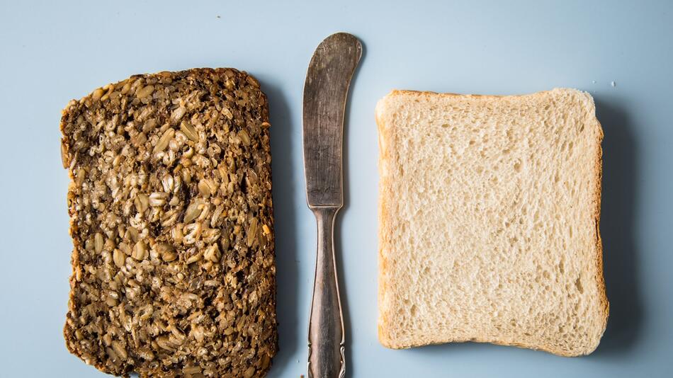 Eisweißbrot und Weizentoast liegen auf einem Tisch