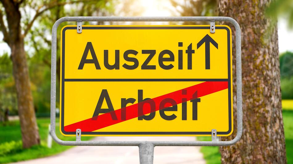 Straßenschild mit der Aufschrift Auzeit und Arbeit, Arbeit ist durchgestrichen