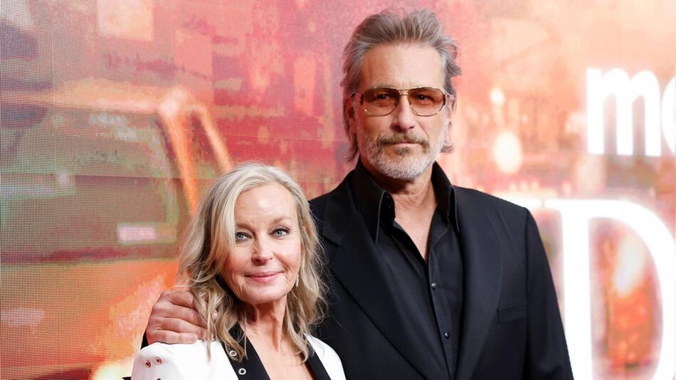 Bo Derek an der Seite von Ehemann John Corbett beim Fototermin für die neue "And Just Like That ...