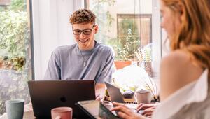 Studenten nutzen beim Lernen Laptop und Tablet