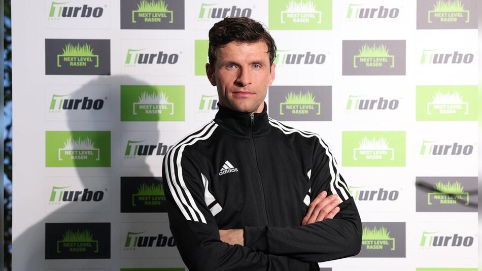 Thomas Müller bleibt dem Fußball treu.