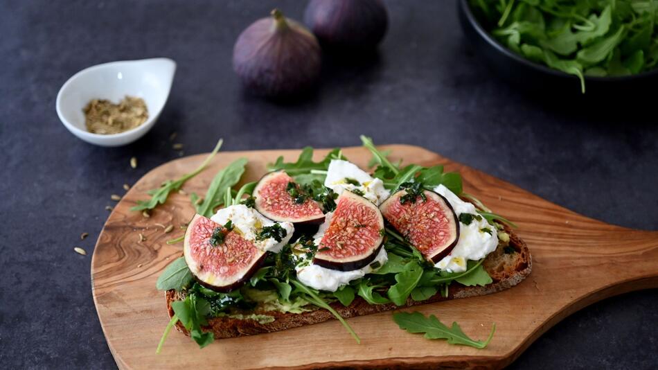 Bauernbrot mit Rucola, Burrata und Feigen