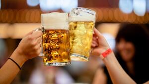 Besucher des Stuttgarter Frühlingsfests stossen mit 2 Maß Bier an