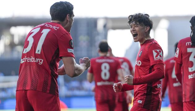 Die Freiburger Igor Matanovic (l.) und Yuito Suzuki freuen sich über das Tor zum 2:0.