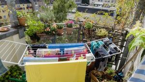 Wäsche hängt zum Trocknen auf einem Balkon