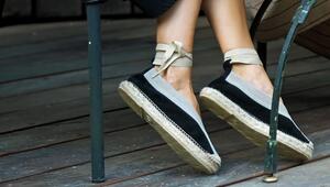 Espadrilles versprühen Sommerflair, passen aber auch in die Frühlingsmode.