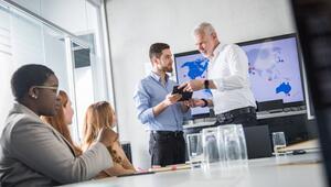 Arbeitskollegen haben ein Meeting im Büro