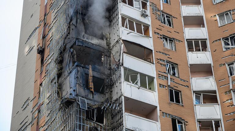 Schäden an einem Haus nach russischem Angriff