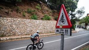 Ein Radfahrer auf einer Straße auf Mallorca