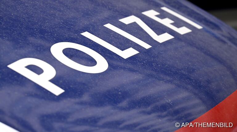 Die Polizei fahndet nach dem Verdächtigen