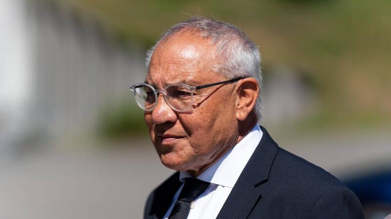 Felix Magath mit Anzug und Krawatte.