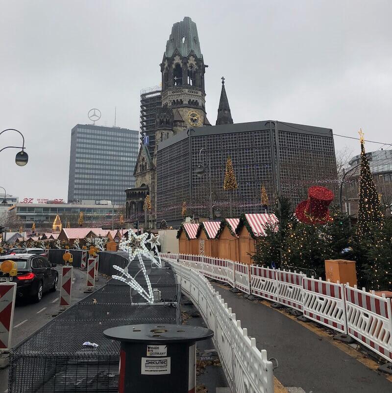 aktuelles Foto 7. Dezember 2023: Eisenkörbe am Breitscheidplatz.