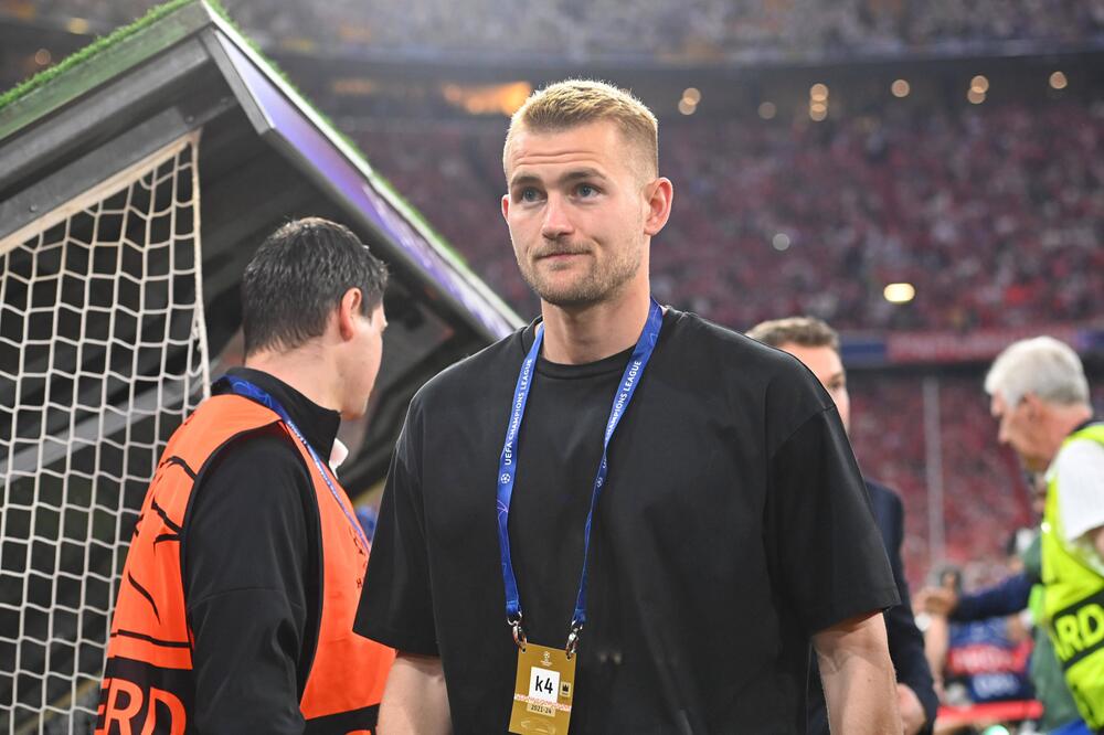 Matthijs de Ligt am Dienstagabend in Zivil in der Allianz Arena.