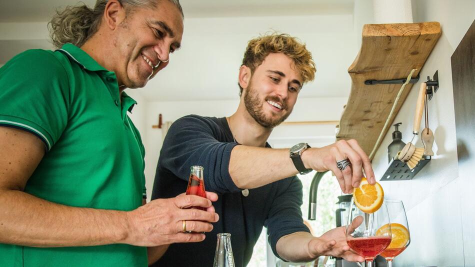 Zwei Männer mixen einen Cocktail