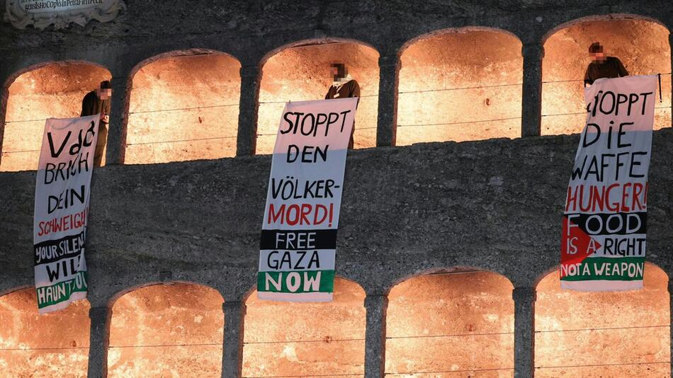 Die Aktivisten entrollten auch Banner mit Slogans