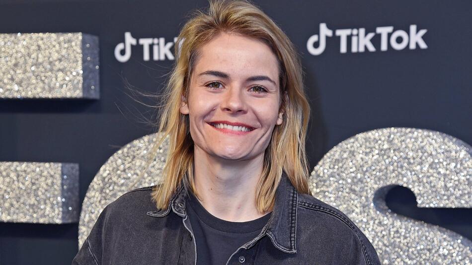 Hazel Brugger hat ihr erstes Comedy-Programm auf Englisch absolviert.