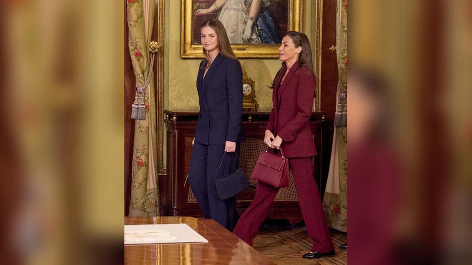 Leonor (li.) und ihre Mutter Königin Letizia in Pamplona.