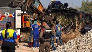 Zug kracht in Baukran