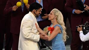 Neben Bad Bunny erschien plötzlich Lady Gaga auf der Bühne.