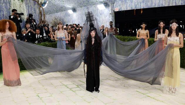 Großer Auftritt: Madonna in ihrem düsteren Look mit Geisterschiff-Hut, langen Schals und ...