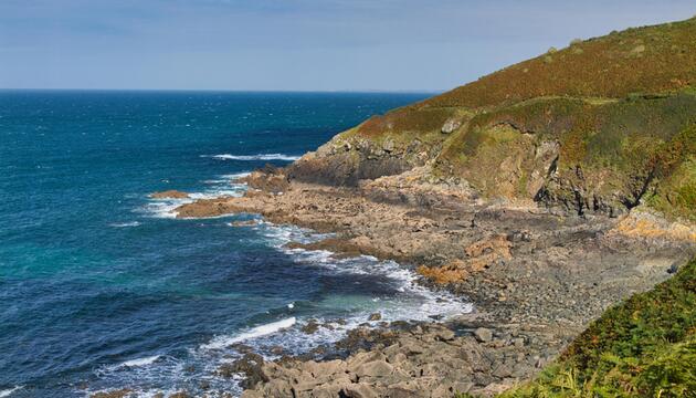 Die zerklüftete bretonische Küste in Nordfrankreich 