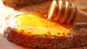 Scheibe Vollkornbrot mit einer großzügigen Schicht goldgelbem Honig