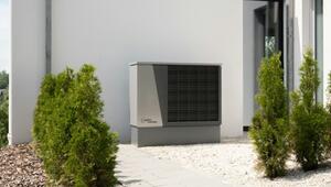 Eine Luft-Wasser-Wärmepumpe mit einem Außengerät an einer Hauswand.