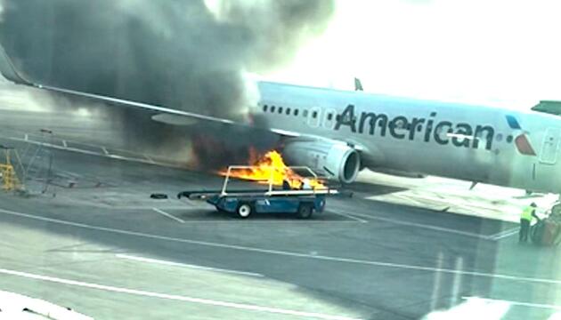 American Airlines-Maschine fängt Feuer – Passagiere über Tragfläche evakuiert