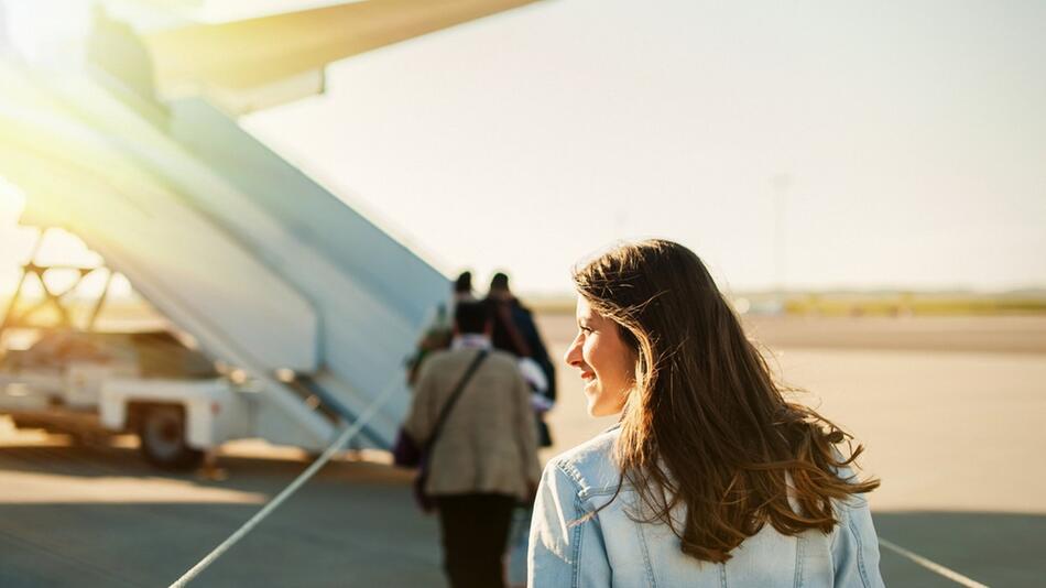 Viele wollen auch 2025 in den Urlaub fliegen oder fahren.