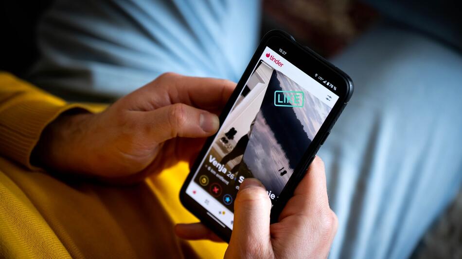Die Dating-App Tinder auf dem Display eines Smartphones