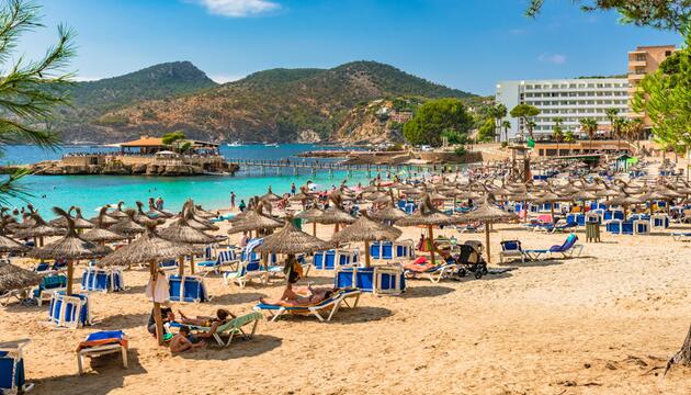 Ein belebter Strand an der Küste von Camp de Mar