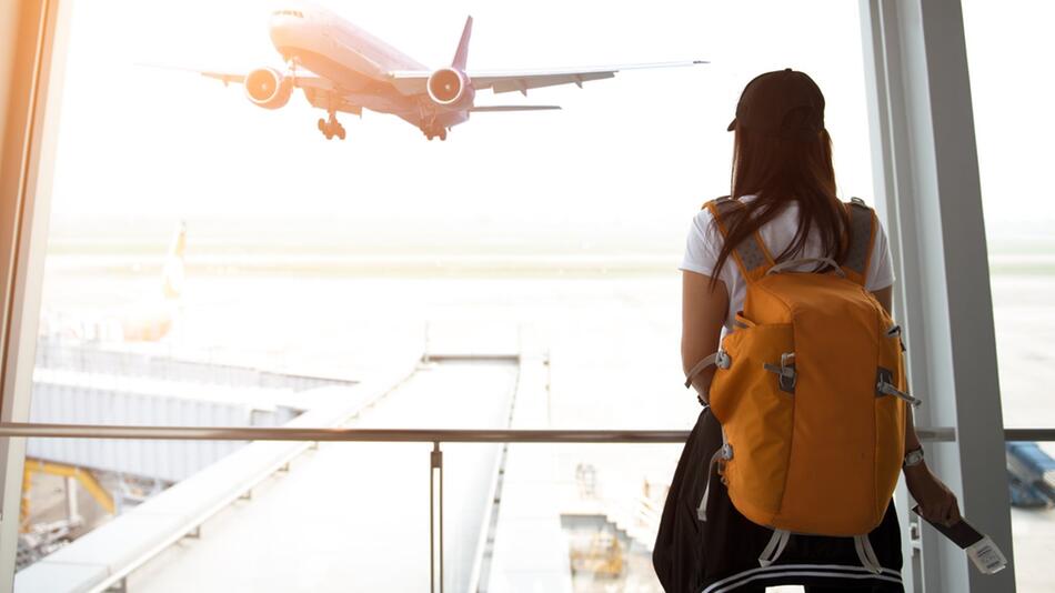 Mit dem Flugzeug abseits der Hotspots zu verreisen, kann sich für den Geldbeutel lohnen.