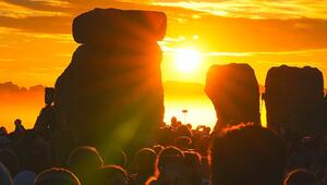 Sonnenwende-Spektakel: Zehntausende feiern uraltes Ritual bei Stonehenge