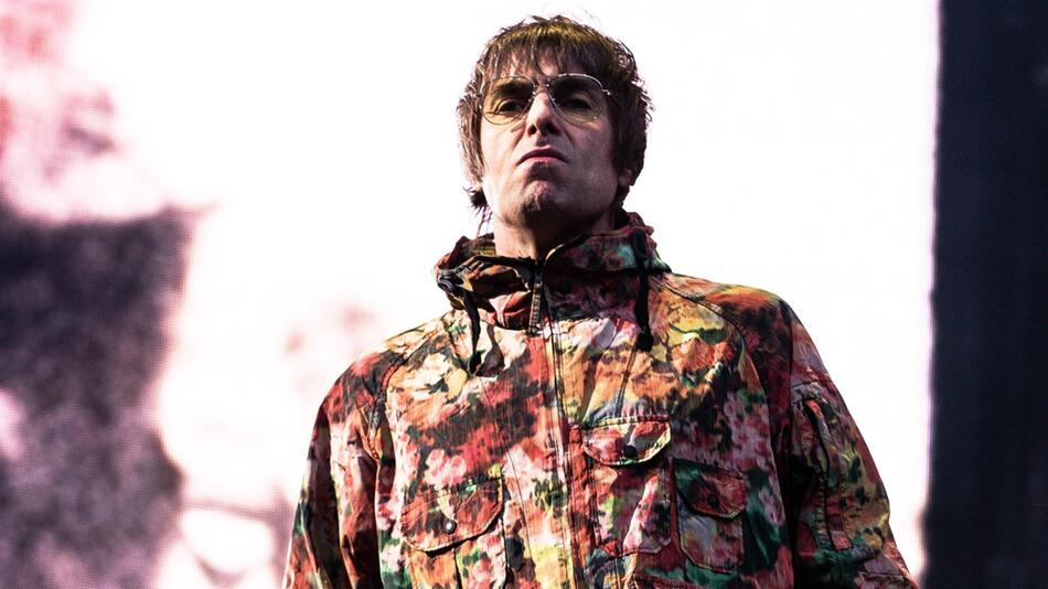 Liam Gallagher, hier während eines Solo-Auftritts im Jahr 2002 auf der Bühne, geht mit Bruder ...