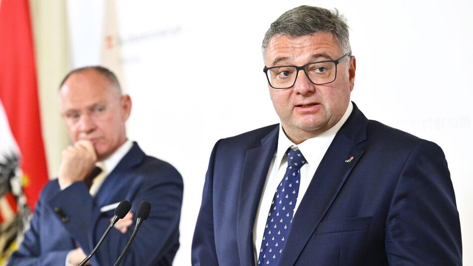Leichtfried und Innenminister Karner bei einer Pressekonferenz