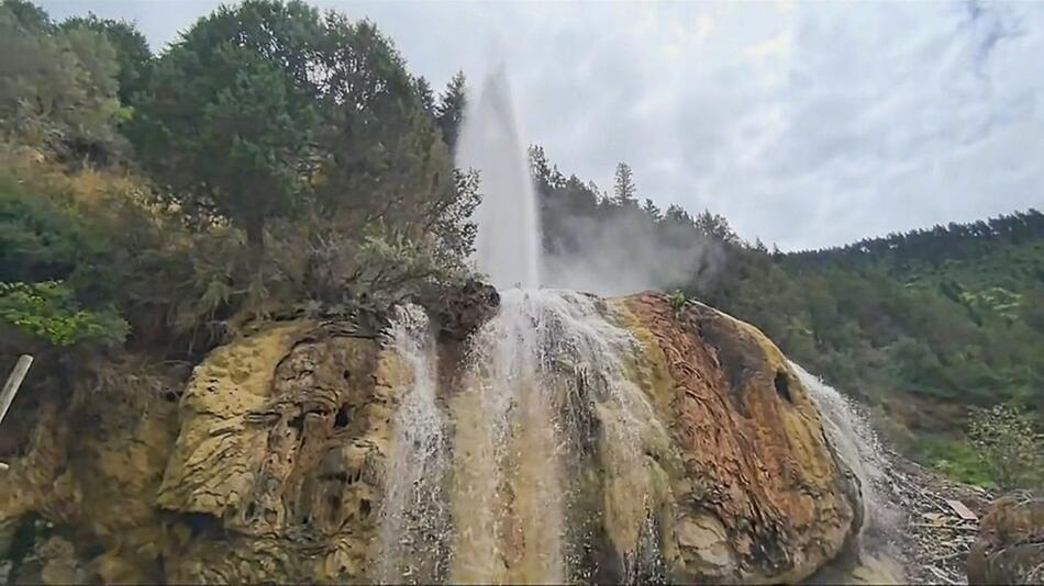Geysir am Straßenrand: Heiße Quelle schießt in China in die Höhe