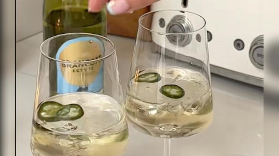 Zahlreiche TikTok-User schwören auf die Kombination Weißwein und Jalapeños.