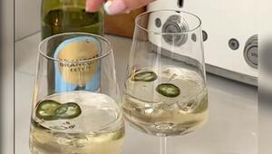 Zahlreiche TikTok-User schwören auf die Kombination Weißwein und Jalapeños.