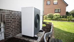 Eine Wärmepumpe an einem Einfamilienhaus