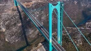 625 Meter über dem Abgrund: Höchste Brücke in China zieht Millionen an