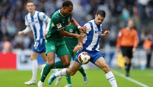 Josip Brekalo (Hertha BSC) verteidigt den Ball.