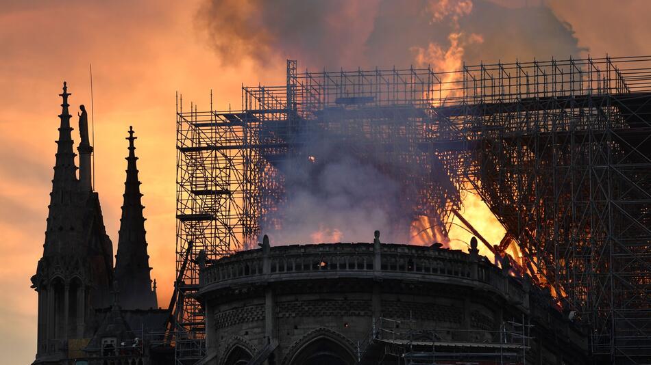 Pariser Kathedrale Notre-Dame steht in Flammen